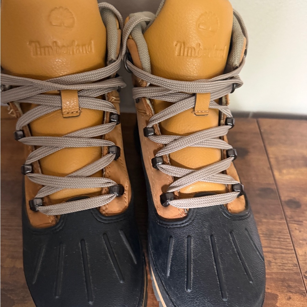 Timberland Kids Two-Tone Lace-Up Duck Boots in Tan and Black